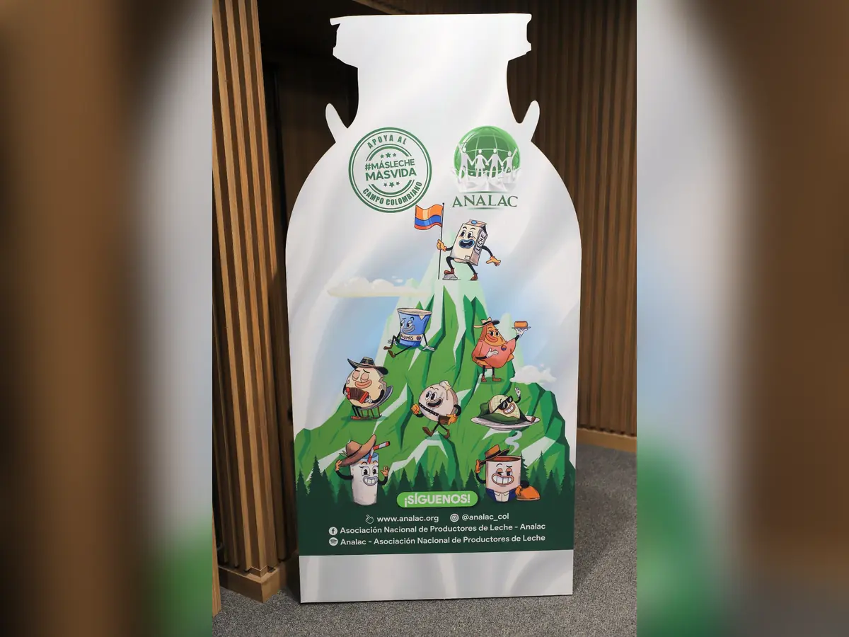 Cantina de cartón de la campaña #MásLeche MásVida de ANALAC, con ilustraciones de leche, kumis, queso, arepa y otros productos lácteos subiendo una montaña.